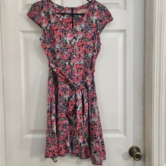 Billie & Blossom Dresses & Skirts - Floral Mini Dress in Pink and Black With Belt